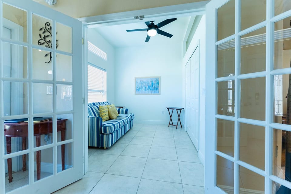 Living room, Photo of the whole room, Seating area, Bedroom