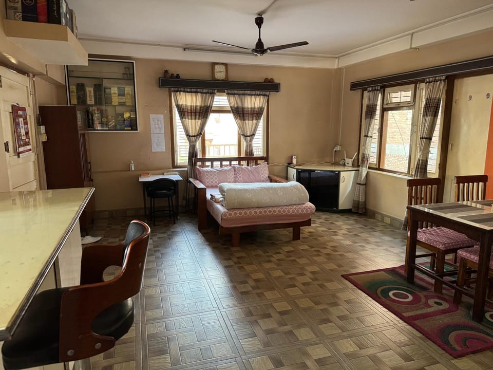 Bed, Living room, Photo of the whole room, Seating area, Dining area, Bedroom