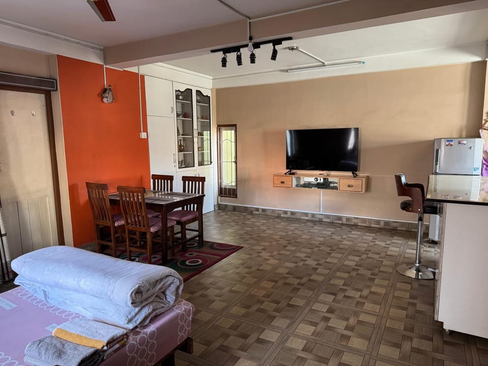 Bed, TV and multimedia, Living room, Photo of the whole room, Dining area, Bedroom