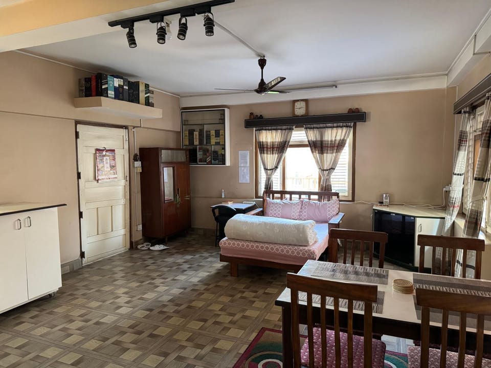 Bed, Living room, Photo of the whole room, Seating area, Dining area, Bedroom