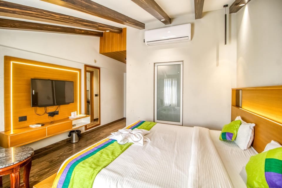 Bed, TV and multimedia, Photo of the whole room, Evening entertainment, Bedroom, towels, wardrobe, air conditioner