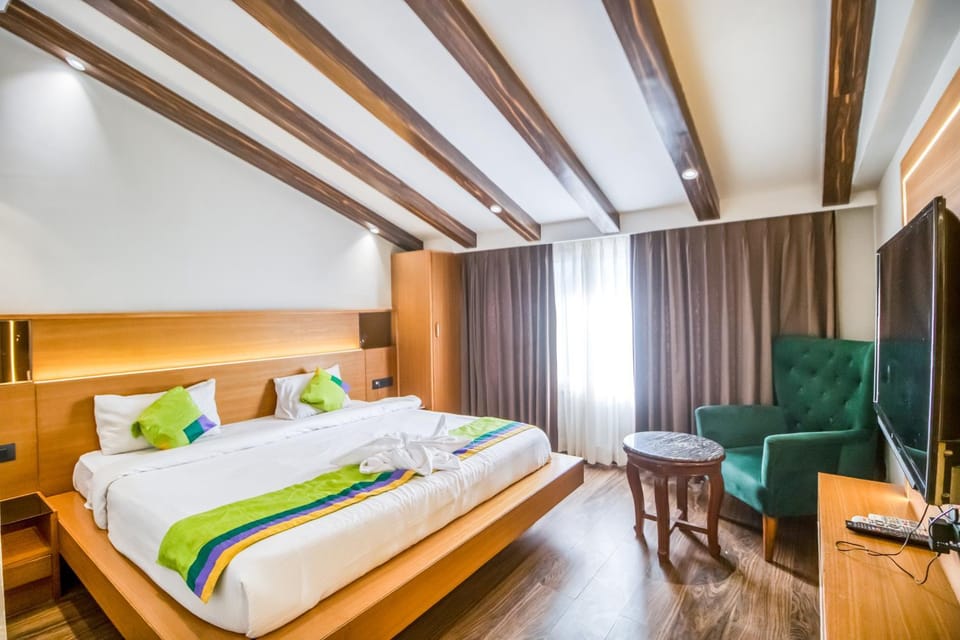 Bed, TV and multimedia, Photo of the whole room, Seating area, Bedroom