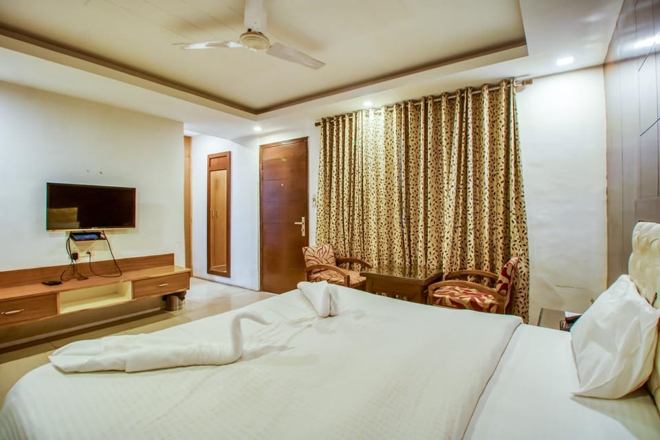 Bed, TV and multimedia, Photo of the whole room, Bedroom, towels, wardrobe