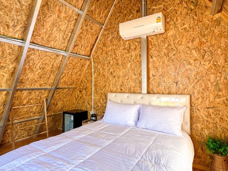 Bed, Photo of the whole room, Bedroom, air conditioner