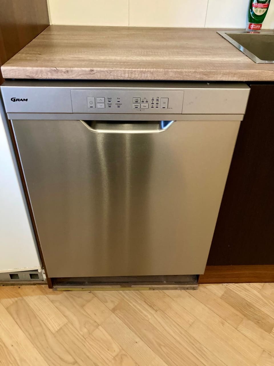 Kitchen or kitchenette, dishwasher