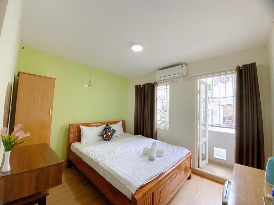 Bed, Photo of the whole room, Bedroom, towels, air conditioner