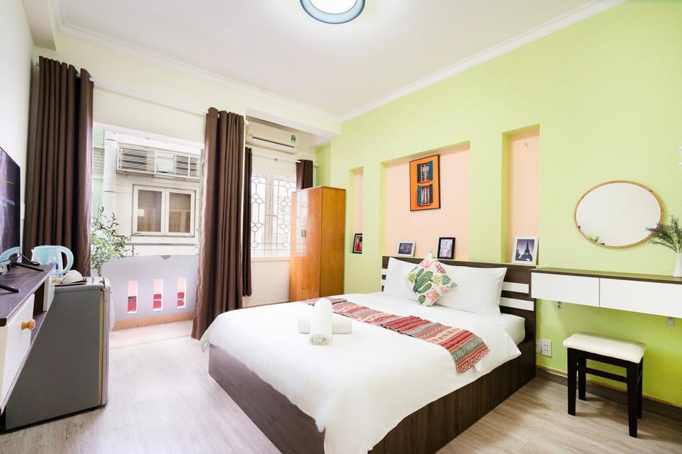 Bed, TV and multimedia, Living room, Photo of the whole room, Seating area, Bedroom, hair dresser
