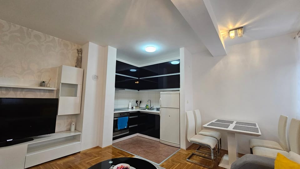 TV and multimedia, Kitchen or kitchenette, Living room, Dining area, oven, kitchen