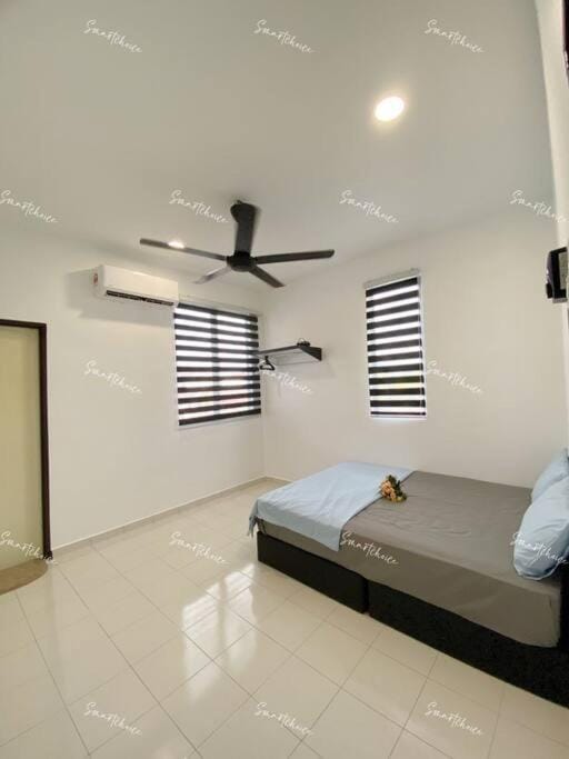 Bed, Photo of the whole room, Bedroom, fireplace, air conditioner