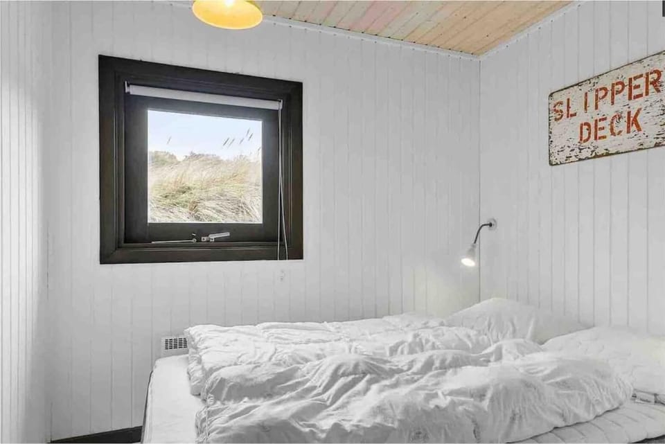 Veludstyret sommerhus i unik natur 350 m fra lækker badestrand - helårsbolig House in Løkken