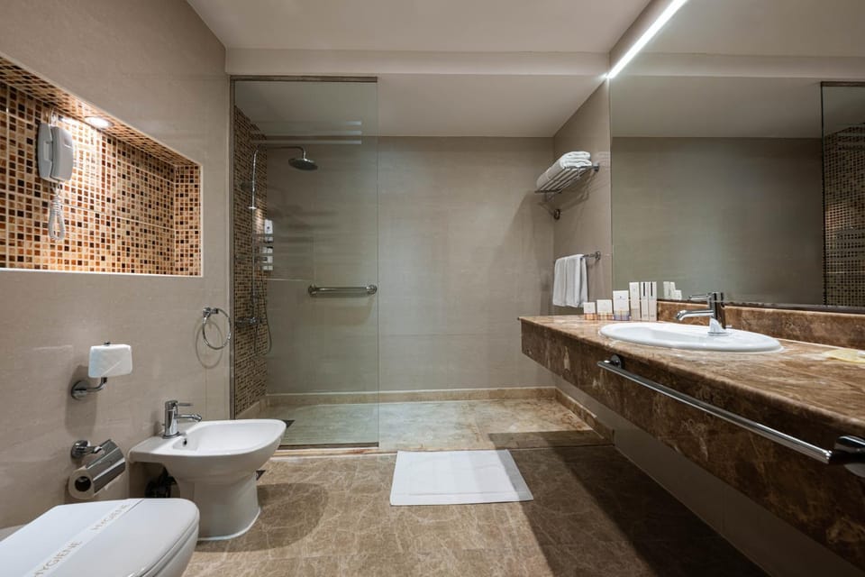 Shower, Toilet, Bathroom, towels
