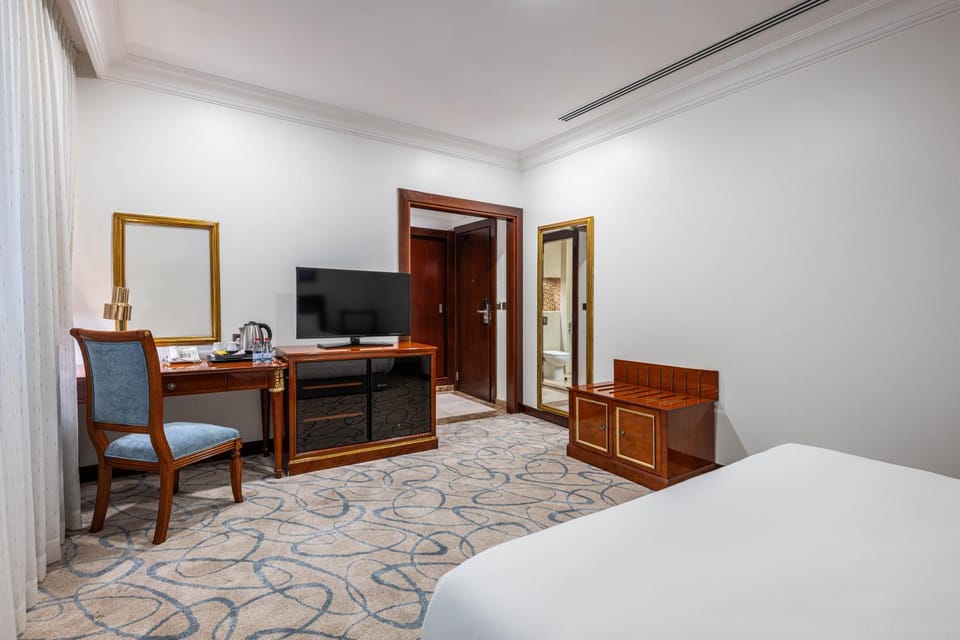 Bed, TV and multimedia, Photo of the whole room, Seating area, Bedroom, wardrobe