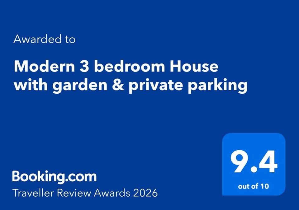 Modern 3 bedroom House with garden & private parking Villa in Isleworth