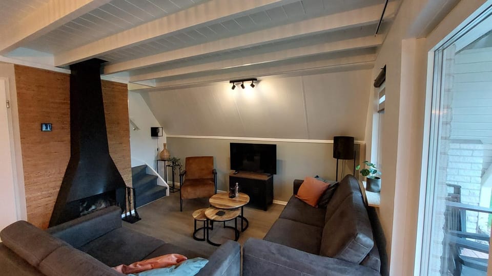TV and multimedia, Living room, Seating area, fireplace