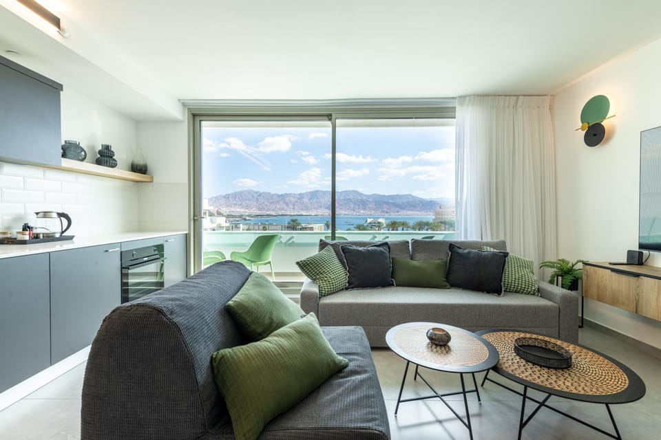 Seaside Haven-City Center Amazing Pool and Sea view Apartment in Eilat