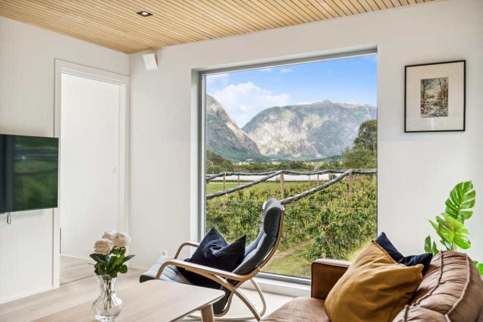 Communal lounge/ TV room, Natural landscape, TV and multimedia, Living room, Seating area, Mountain view