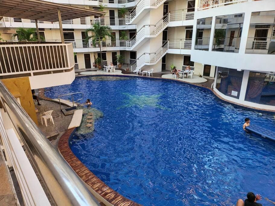 Sheryll Escapes - Kandi Modern 1BR with king bed fast Wi-Fi & housekeeping Apartment in Angeles