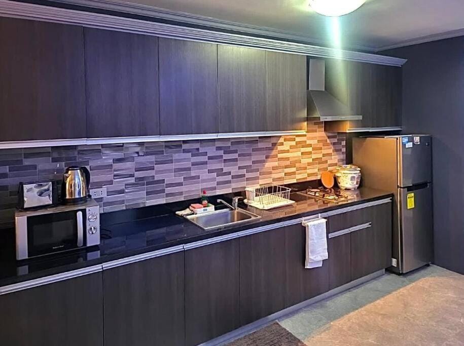 Sheryll Escapes - Kandi Modern 1BR with king bed fast Wi-Fi & housekeeping Apartment in Angeles