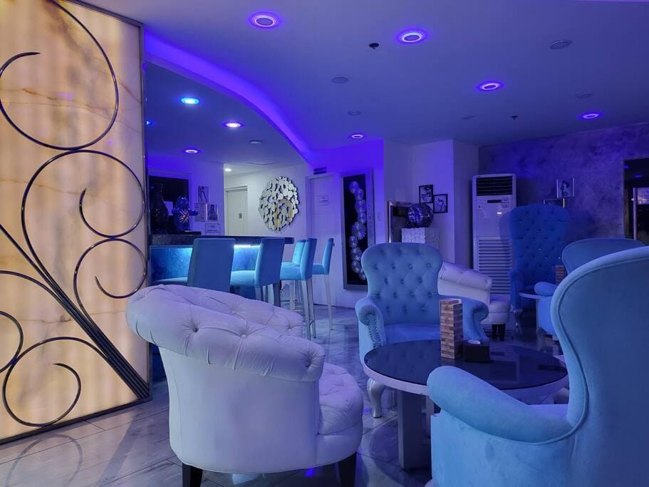 Sheryll Escapes - Kandi Modern 1BR with king bed fast Wi-Fi & housekeeping Apartment in Angeles
