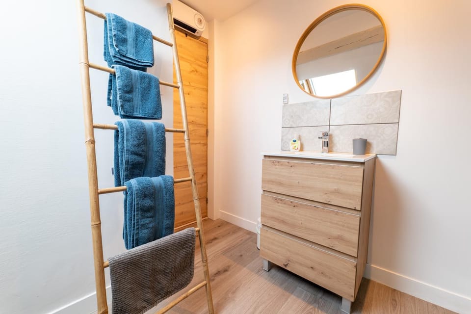 Bathroom, towels
