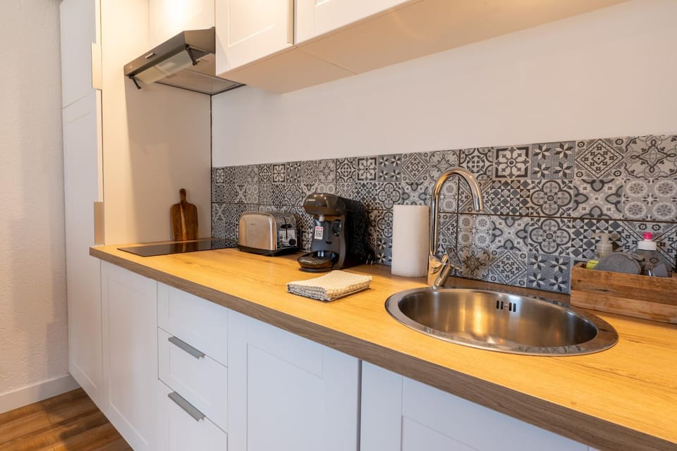 Coffee/tea facilities, Kitchen or kitchenette, stove, toaster