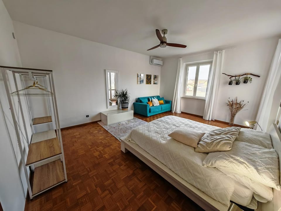 Photo of the whole room, Bedroom