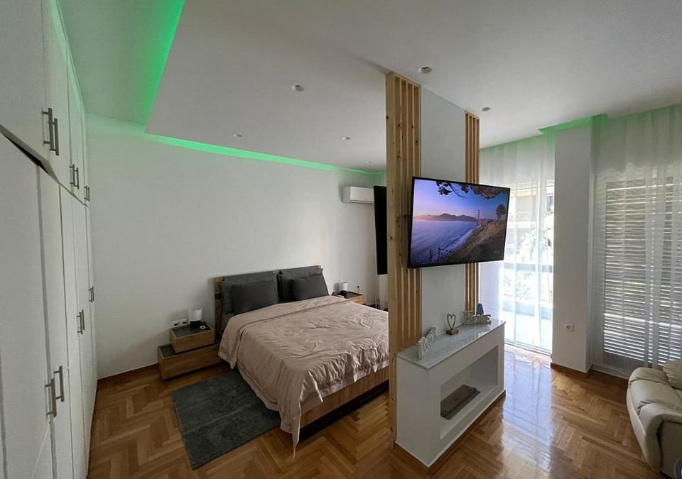 Bed, TV and multimedia, Photo of the whole room