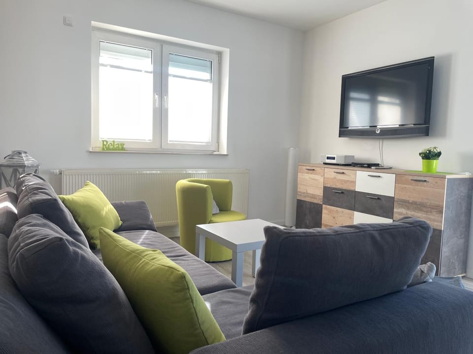 TV and multimedia, Living room, Seating area, Evening entertainment