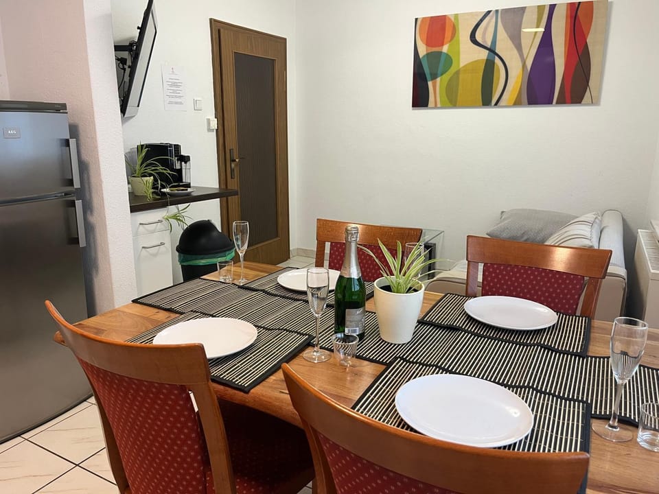 Communal lounge/ TV room, TV and multimedia, Living room, Seating area, Dining area, Evening entertainment