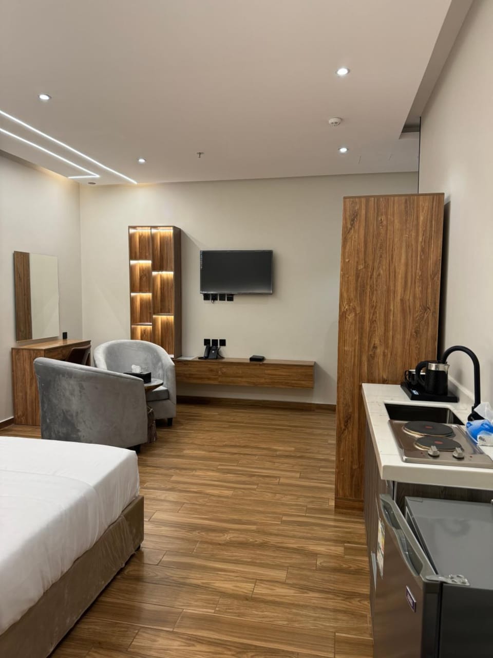 Communal lounge/ TV room, Bed, TV and multimedia, Kitchen or kitchenette, Living room, Photo of the whole room, Seating area, Evening entertainment, Bedroom, hair dresser