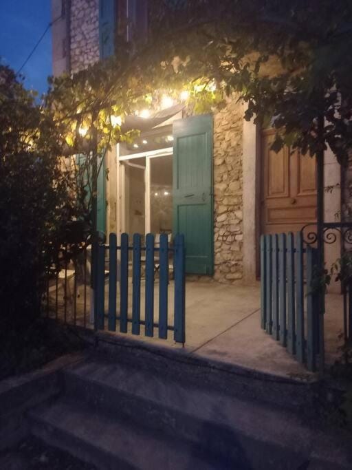 Maison de vacances dans le Diois au pied du Vercors avec 2 chambres pour 6 personnes climatisée House in Provence