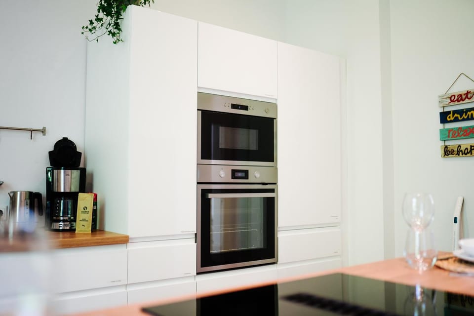 Coffee/tea facilities, Kitchen or kitchenette, microwave, oven, stove, toaster