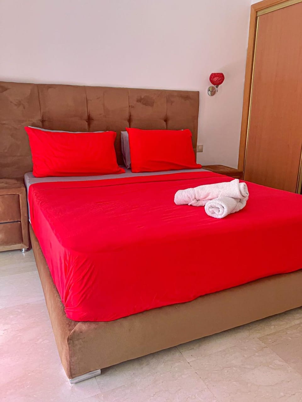 Photo of the whole room, Bedroom, towels