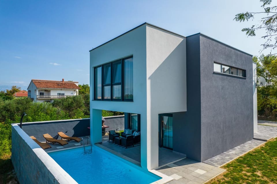 Property building, Day, Swimming pool, sunbed