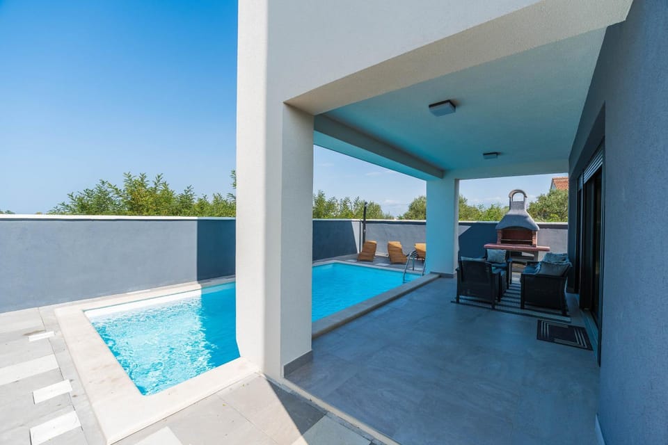Day, Balcony/Terrace, Pool view, Swimming pool, sunbed