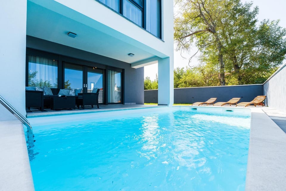 Day, Swimming pool, sunbed