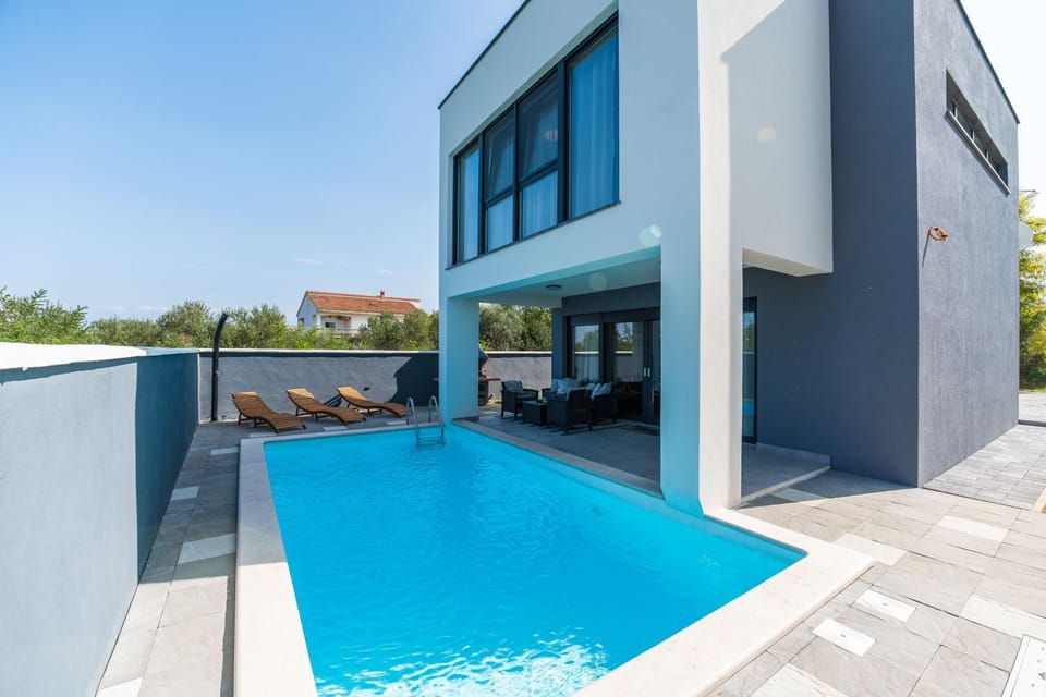 Property building, Day, Swimming pool, sunbed
