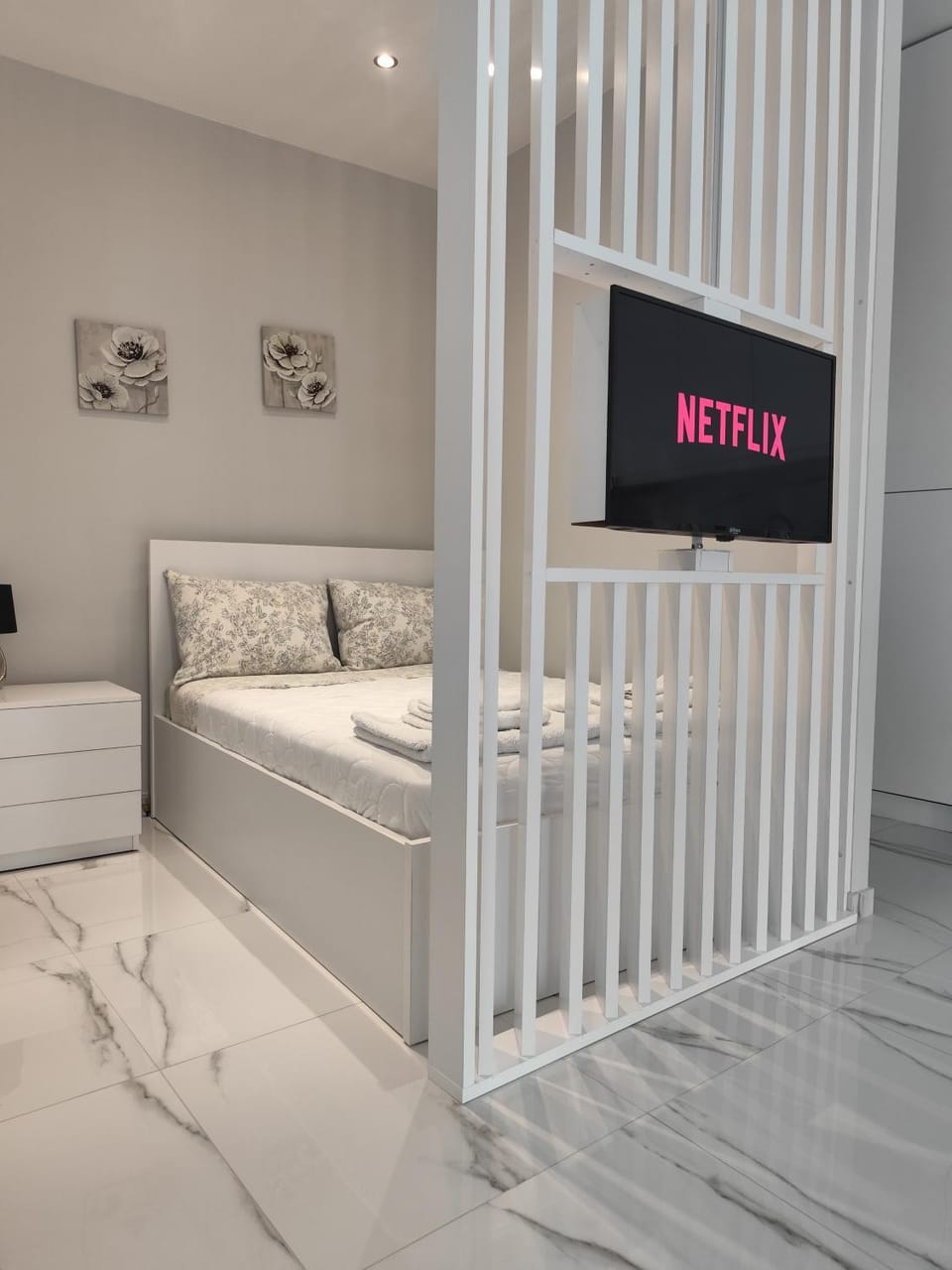 Bed, TV and multimedia, Photo of the whole room, Bedroom