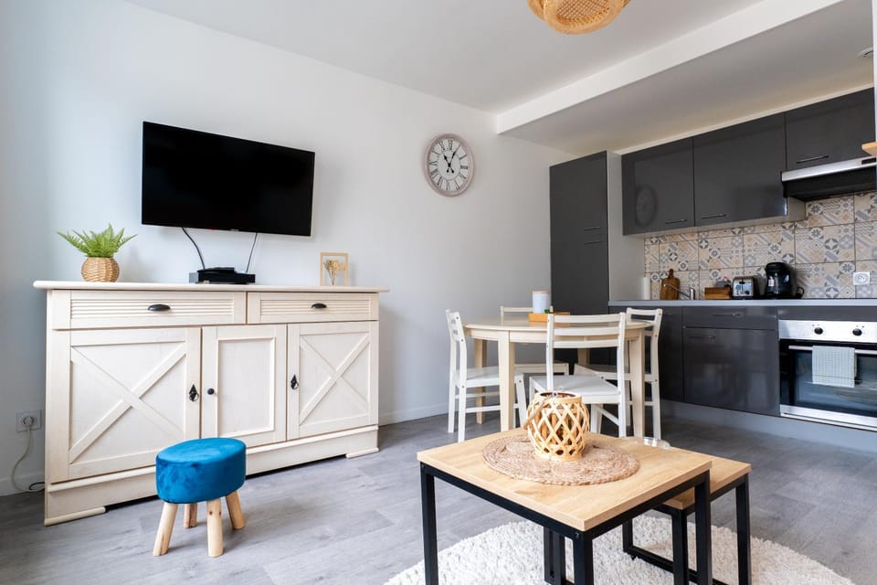 TV and multimedia, Kitchen or kitchenette, Living room, Seating area, Dining area