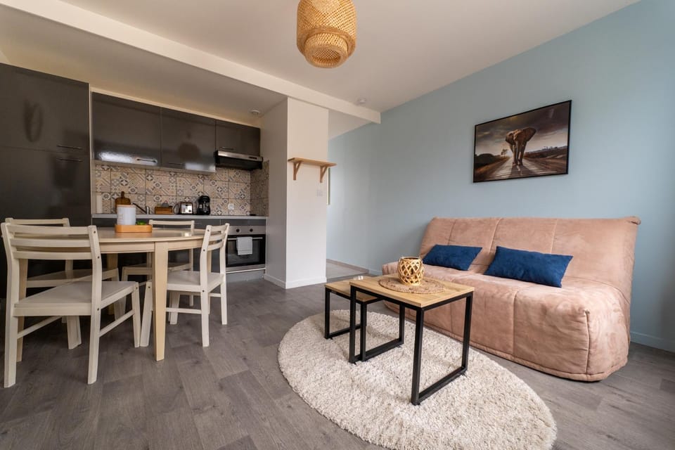 Kitchen or kitchenette, Living room, Seating area, Dining area