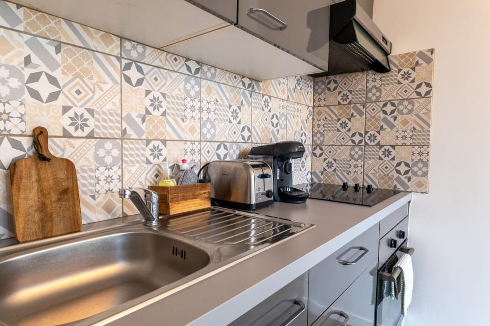 Coffee/tea facilities, Kitchen or kitchenette, stove, toaster