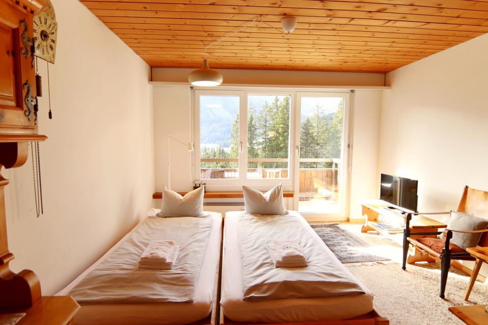 Bed, TV and multimedia, Living room, Seating area