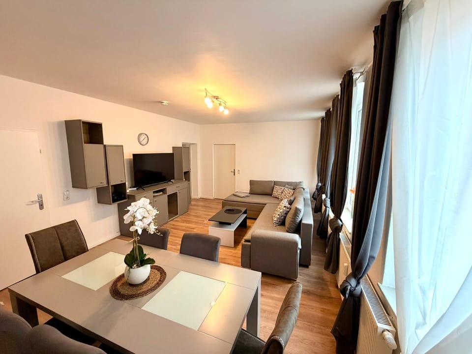 TV and multimedia, Living room, Dining area, Food