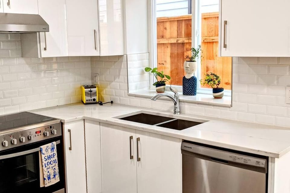 Kitchen or kitchenette, dishwasher, pet friendly, stove