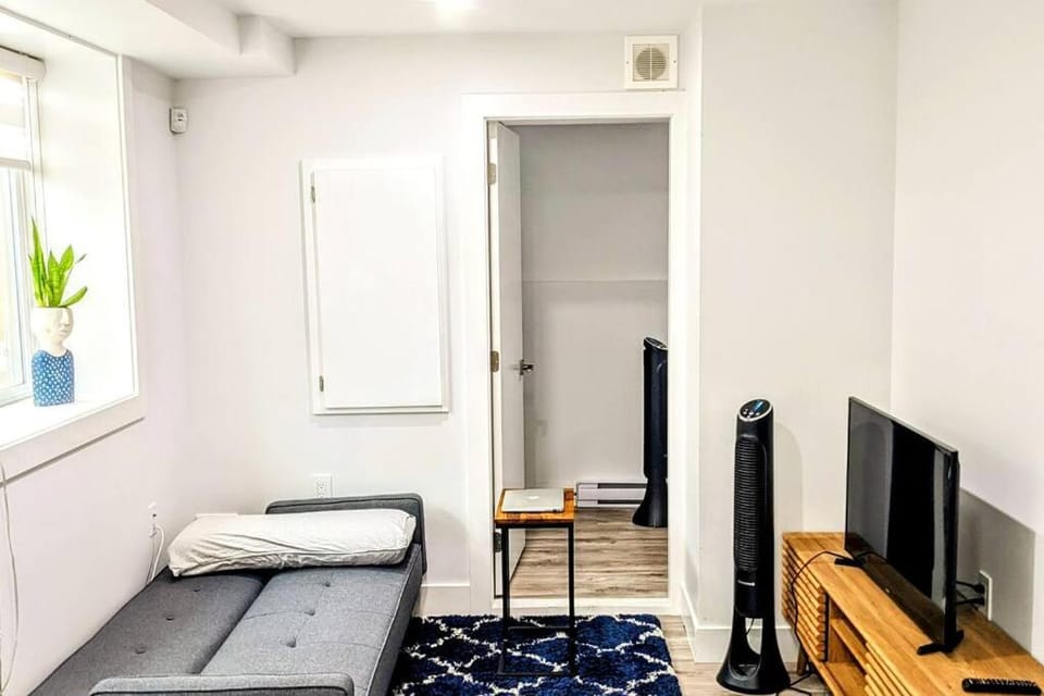 Communal lounge/ TV room, Bed, Living room, Seating area, hair dresser