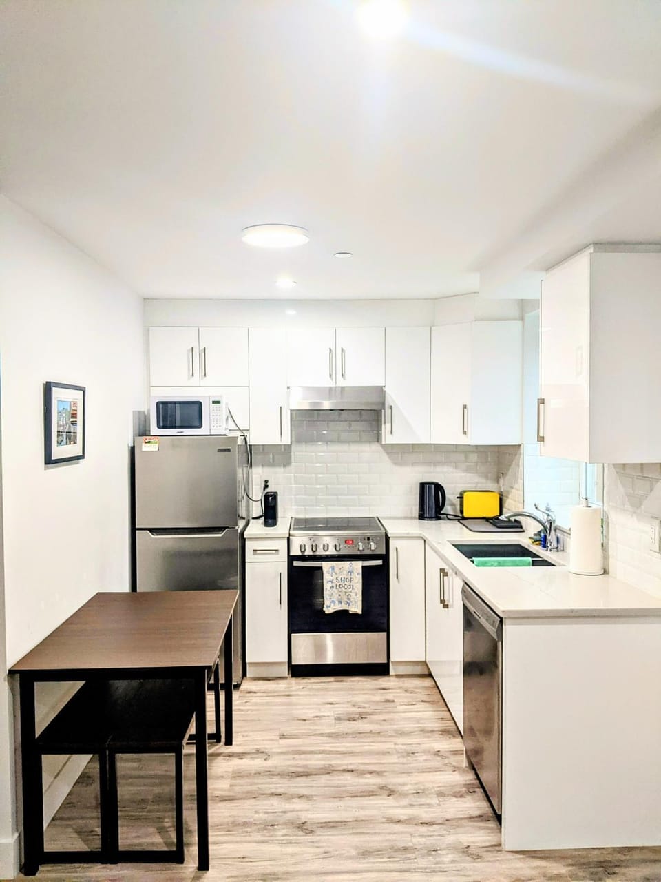 2 Bed Apartment Free Parking Central Location Apartment in Vancouver