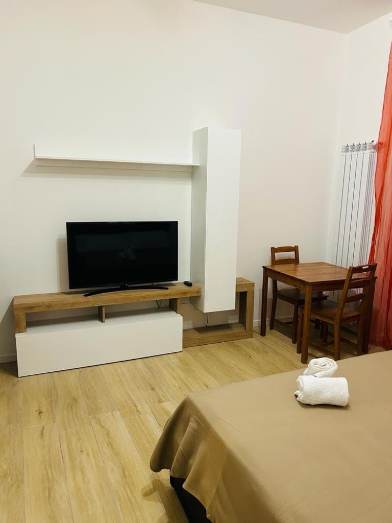 Bed, TV and multimedia, Seating area, Bedroom