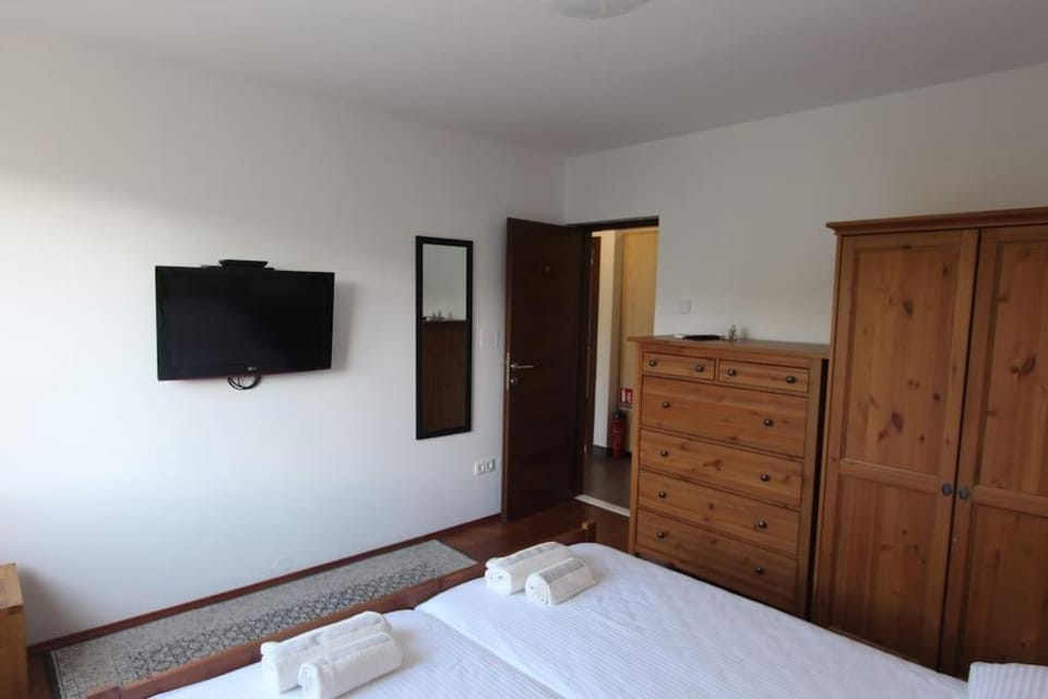 Bed, TV and multimedia, Bedroom, wardrobe