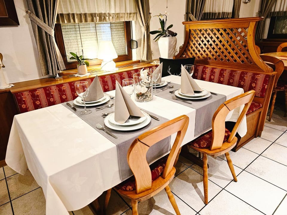 Restaurant/places to eat, Seating area, Dining area