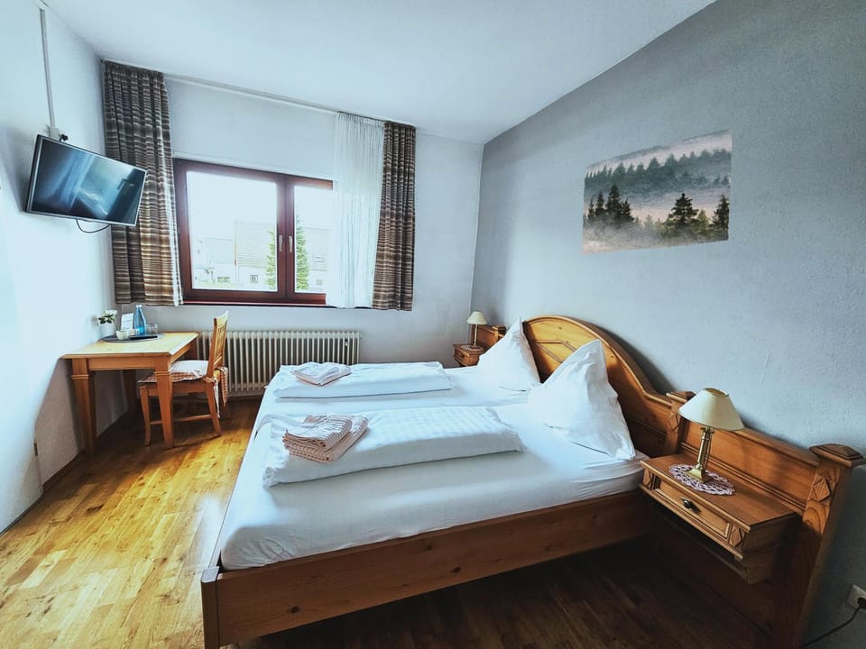 Bed, TV and multimedia, Photo of the whole room, Bedroom